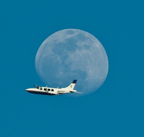 Piper Aerostar (N21VT) - Moon shot