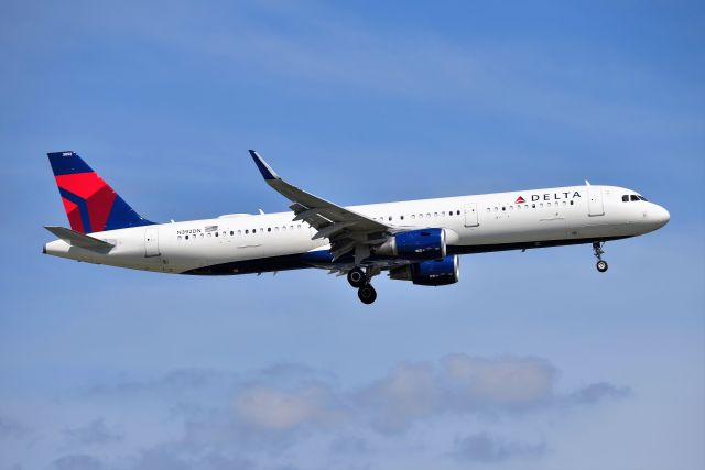 Airbus A321 (N392DN) - 5-R 07-14-20