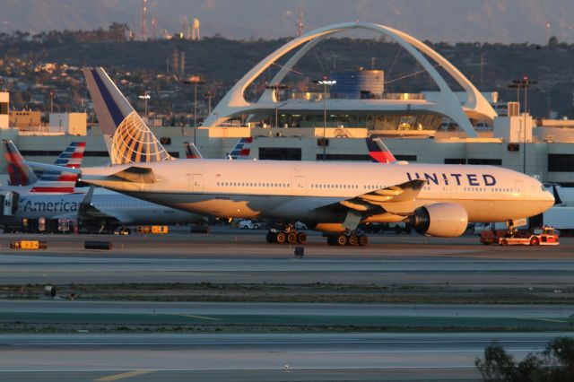 Boeing 777-200 (N795UA)