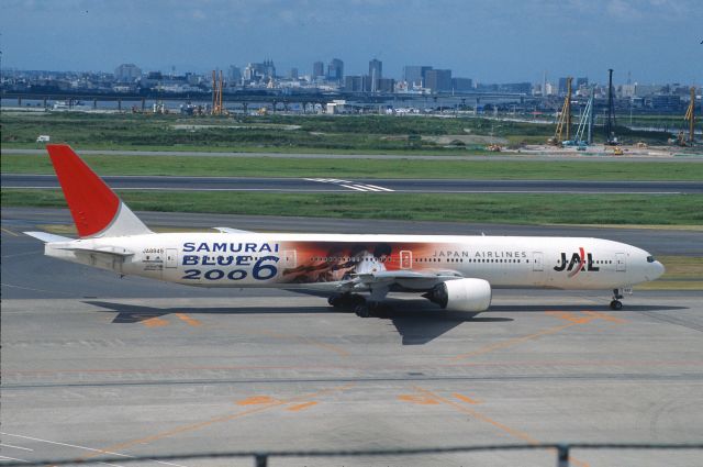 BOEING 777-300 (JA8945) - Taxing at Tokyo-Haneda Intl Airport on 2006/09/10