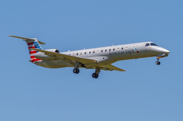 Embraer ERJ-145 —