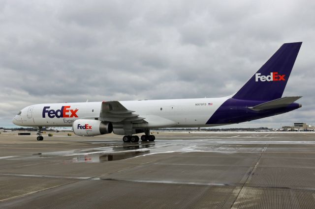 Boeing 757-200 (N975FD) - FDX886 (N975FD, cn 27146) just after deicing on 7 Apr 2017.