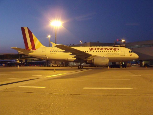 Airbus A319 (D-AKNG) - At night