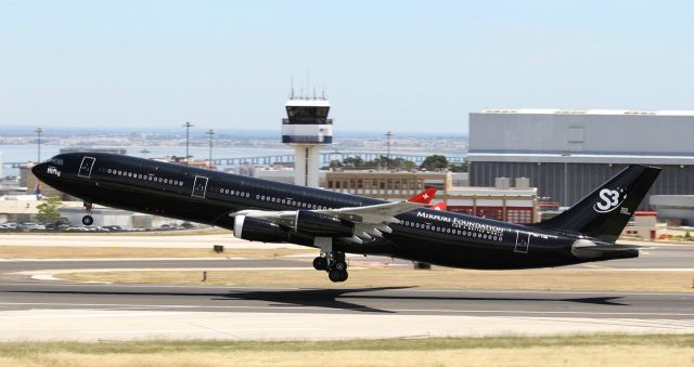 Airbus A340-300 (CS-TQM)