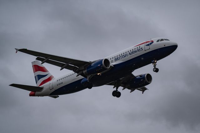 Airbus A320 (G-EUUR) - Had a long layover in London... Decided to check out the famed Myrtle Ave, and turns out, when 27L is the arriving runway, it is quite a show!