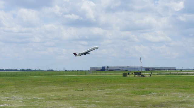 McDonnell Douglas MD-88 — - Delta MD-88 taking off to KATL