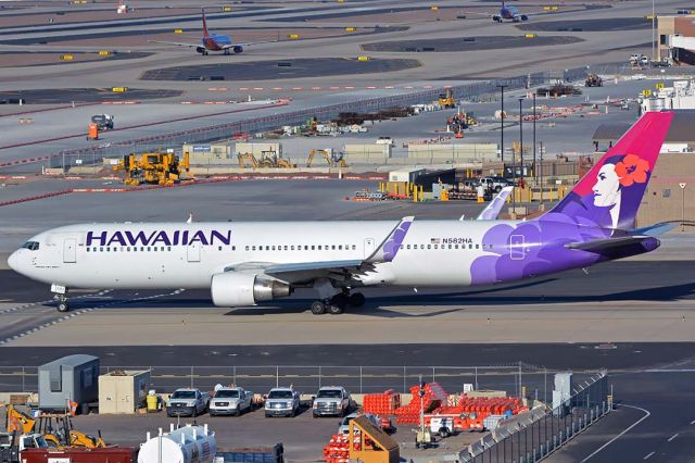 BOEING 767-300 (N582HA) - Hawaiian Boeing 767-33A(W) N582HA at Phoenix Sky Harbor on August 26, 2018.