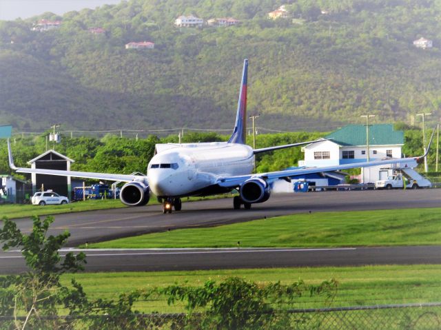 Boeing 737-800 (N3740C)