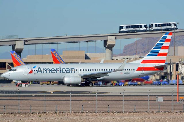 Boeing 737-800 (N829NN) - American Boeing 737-823 N829NN at Phoenix Sky Harbor on January 17, 2016. It first flew registered as N1787B on February 22, 2010. Its construction number is 33210. It was delivered to American on March 11, 2010.