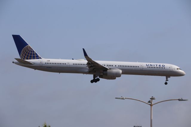 BOEING 757-300 (N75851)