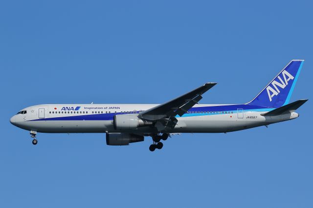 BOEING 767-300 (JA8567)