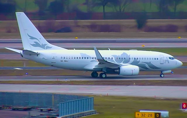 Boeing 737-700 (9H-MBJ)