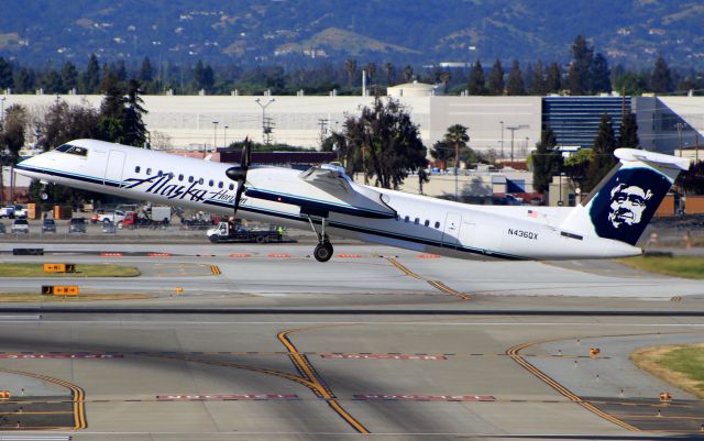 de Havilland Dash 8-400 (N436QX)