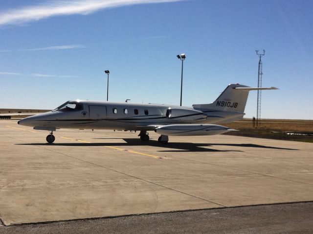 Learjet 25 (N910JB) - Sitting on ramp @KLVS