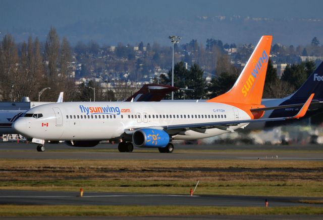 Boeing 737-800 (C-FTOH)