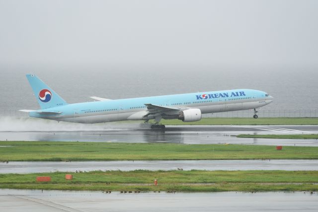 BOEING 777-300 (HL7573)