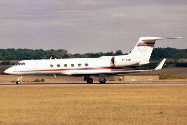 Gulfstream Aerospace Gulfstream V (N379P) - Landing on rwy 26 on 9-Oct-03.  Reregistered N8068V, N44982, N126CH, VH-CCC and N280PH 18-Sep-15.