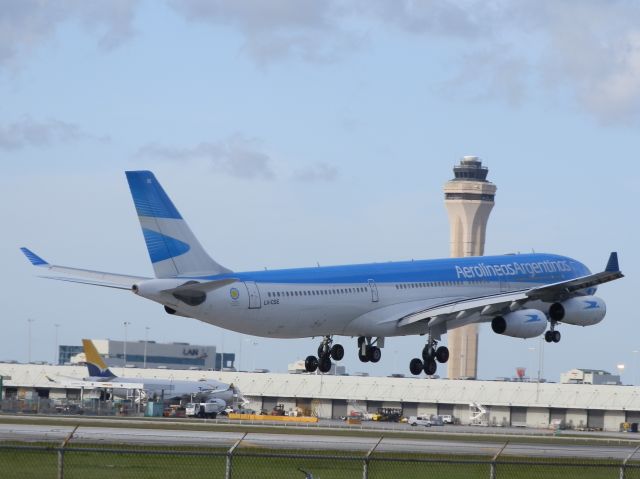 Airbus A340-300 (LV-CSE)