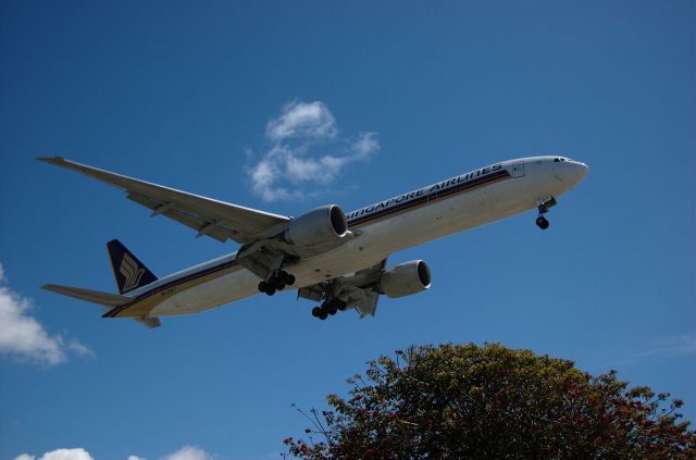 BOEING 777-300 (9V-SWT)