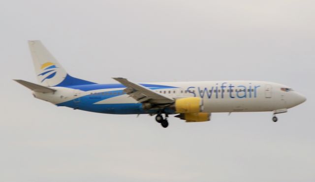 BOEING 737-400 (N438US)