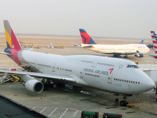 Boeing 747-400 (HL7428) - Asiana Airlines (OZ) HL7428 B747-48E [cn28552]br /Shanghai Pudong (PVG). Asiana Airlines flight OZ366 to Seoul Incheon (ICN) readies for departure.br /Taken from the terminal.br /2015 02 11  a rel=nofollow href=http://alphayankee.smugmug.com/Airlines-and-Airliners-Portfolio/Airlines/Asia-Pacific-Airlines/Asiana-Airlines-OZ/i-GTwpwt4https://alphayankee.smugmug.com/Airlines-and-Airliners-Portfolio/Airlines/Asia-Pacific-Airlines/Asiana-Airlines-OZ/i-GTwpwt4/a