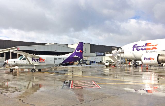 Cessna Caravan (N870FE) - FedEx ramp KBOS Logan