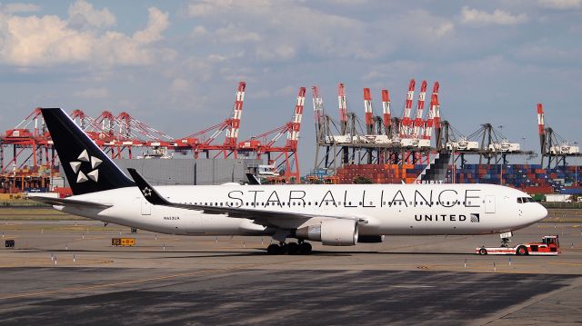 BOEING 767-300 (N653UA)