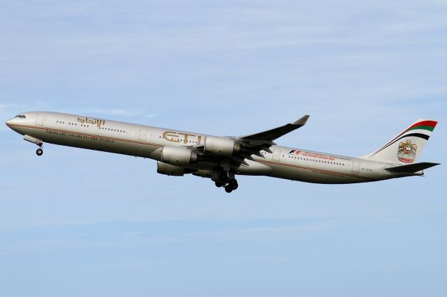 Airbus A340-600 (A6-EHK)