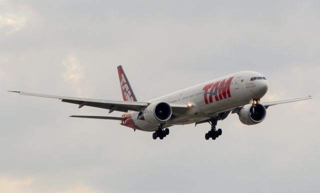 BOEING 777-300 (PT-MUI)