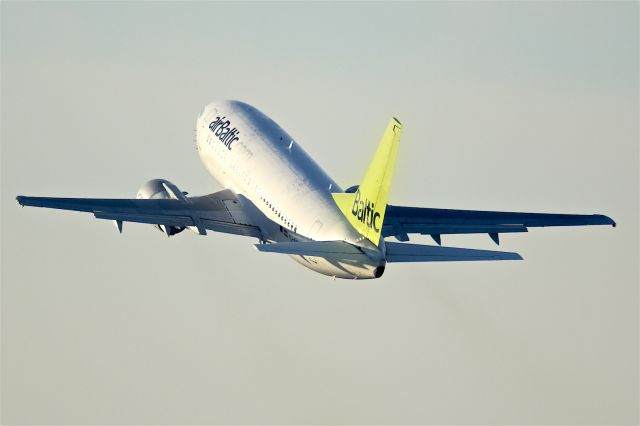 Boeing 737-700 (YL-BBD)