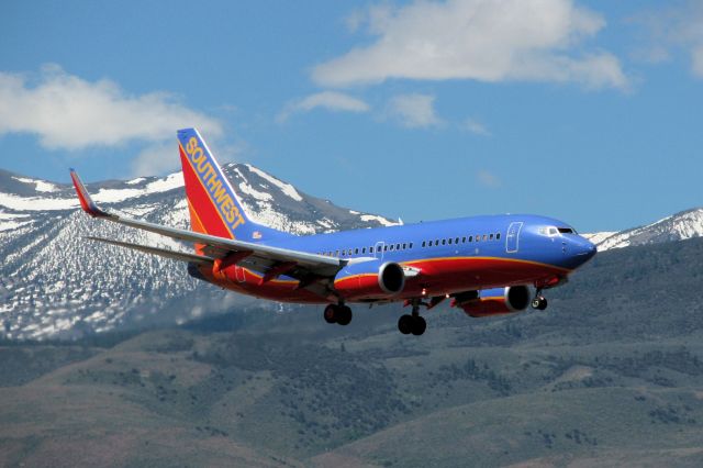 Boeing 737-700 (N253WN) - With Mt. Rose in the background, this SWA flight makes its short final approach to Reno-Tahoe Internationals runway 34L.