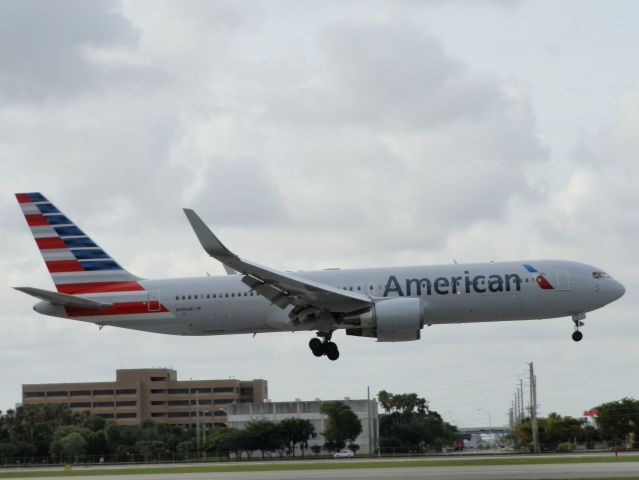 BOEING 767-300 (N396AN)