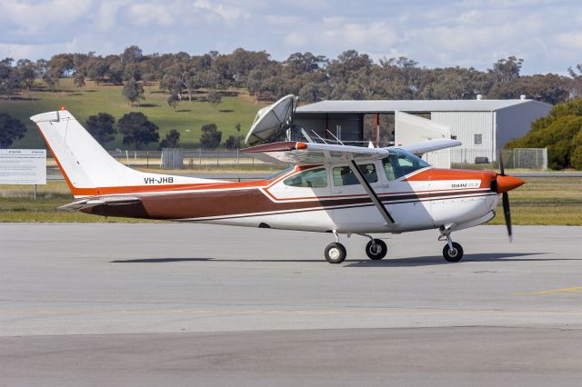 Cessna Skylane (VH-JHB) - Cessna R182 Skylane RG II (VH-JHB) at Wagga Wagga Airport
