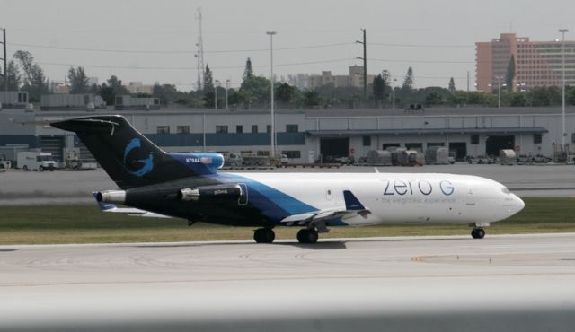 Boeing 737-200 (N794AJ) - Take off..............