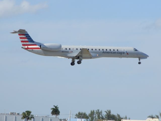 Embraer ERJ-145 (N939AE)