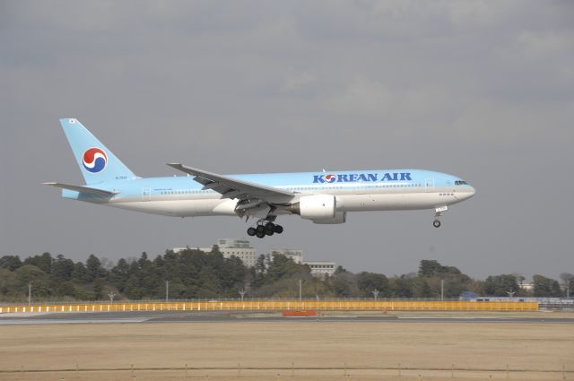 Boeing 777-200 (HL7530) - Landing at Narita Intl Airport R/W16R on 2009/4/4