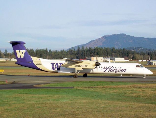 de Havilland Dash 8-400 (N435QX)