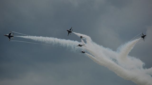 Lockheed F-16 Fighting Falcon — - Thunderbirds Low Bomb Burst