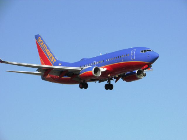 Boeing 737-700 (N403WN) - Landing RWY 20R