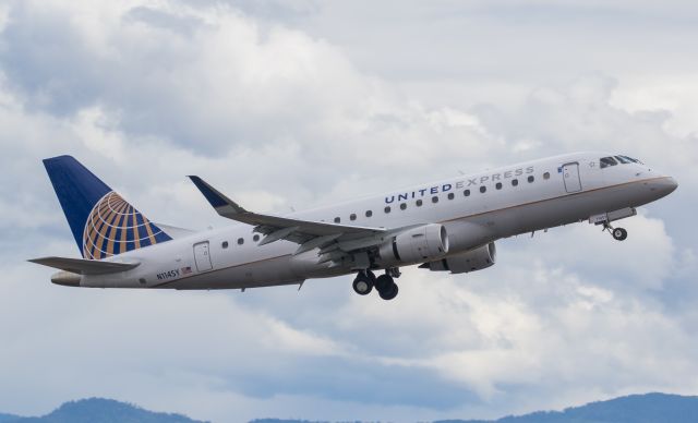 Embraer 170/175 (N114SY)