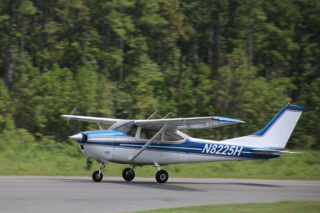 Cessna Skylane (N8225H)