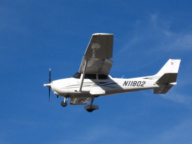 Cessna Skyhawk (N11802) - Landing on RWY 24