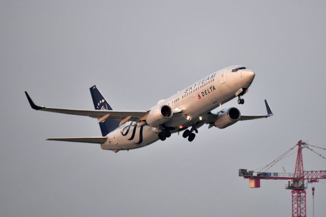 Boeing 737-800 (N3758Y) - Climbing out off of 23-R on 08-18-23