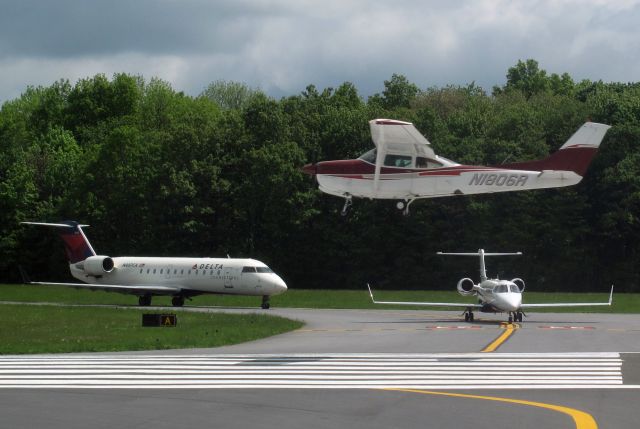 Cessna Skylane (N1806R) - Landing RW34.