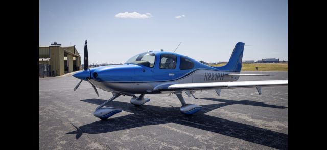 Cirrus SR-22 (N221PH)