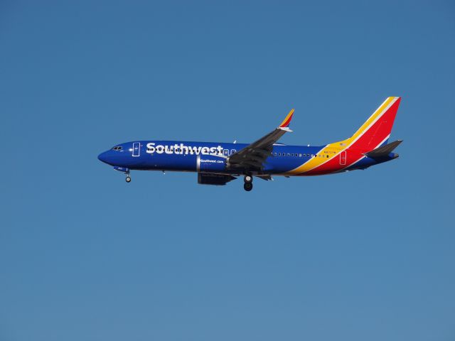 Boeing 737-800 (N8727M) - Southwest N8727M, a Boeing 737-8 , landing at KLAS, McCarran International Airport.