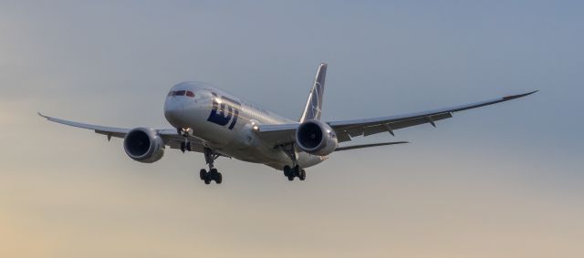 Boeing 787-8 (SP-LRC)