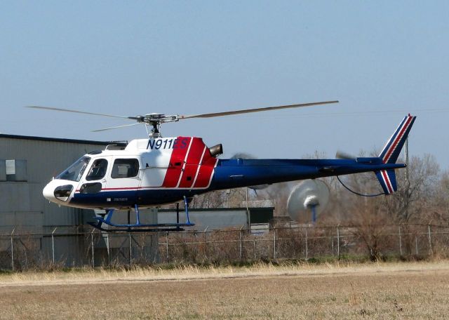 Eurocopter AS-350 AStar (N911ES) - About to depart Downtown Shreveport/Metro Aviation.
