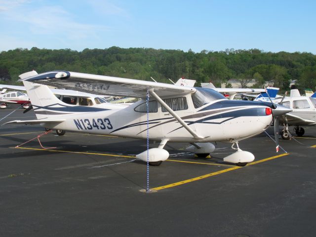 Cessna Skylane (N13433)