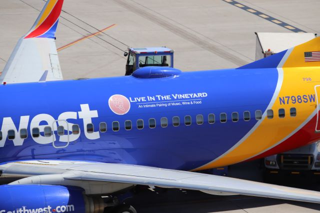 Boeing 737-700 (N798SW)